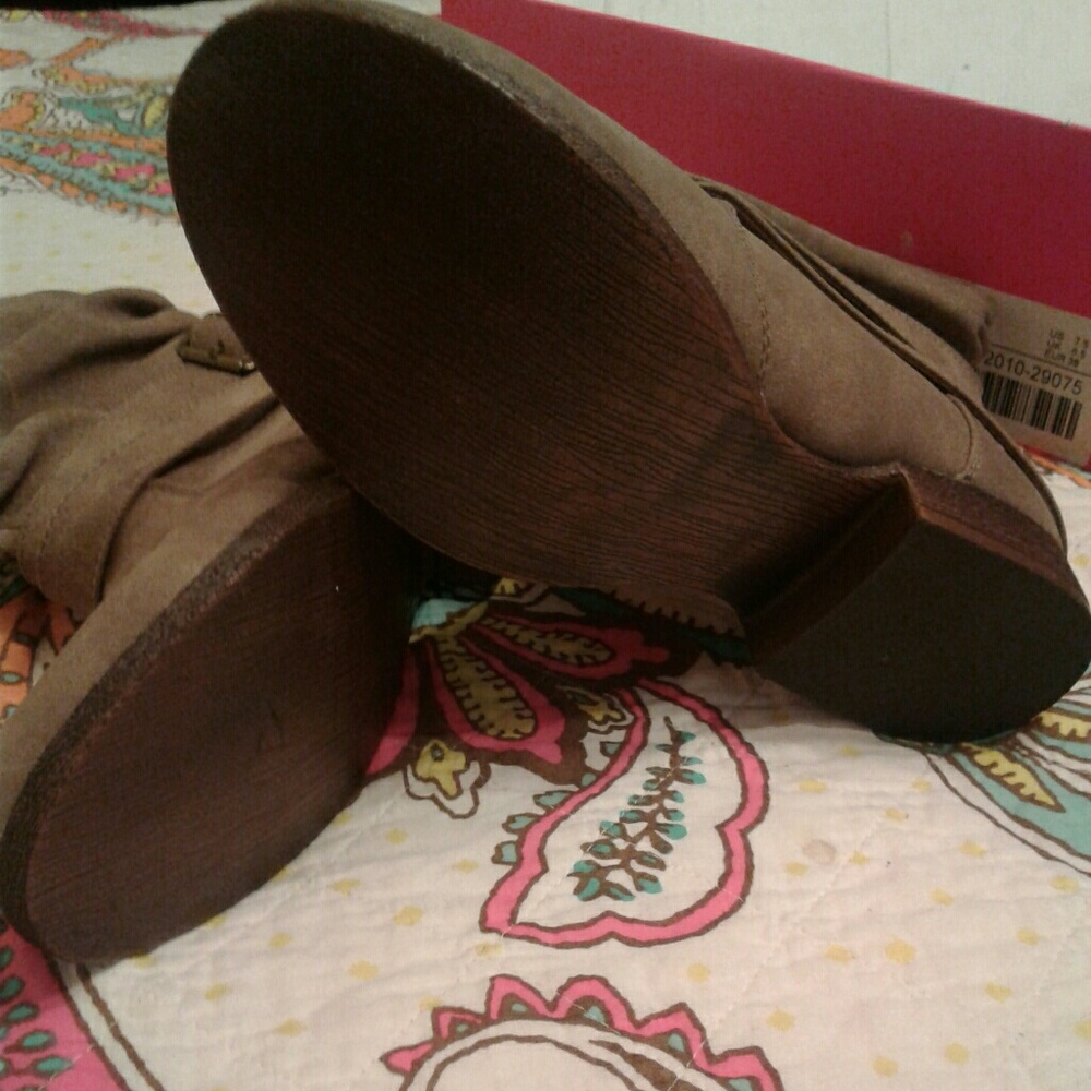 Boots - Picture 3 of 4